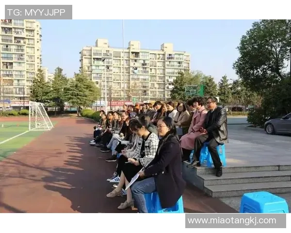 赞颂足球明星风采与古韵交融的诗意篇章